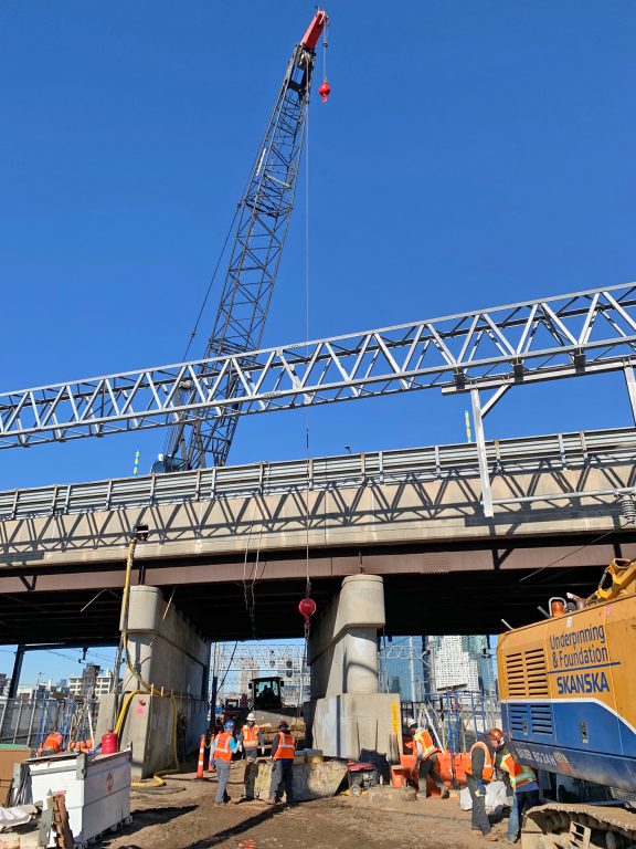 Lowering materials for construction of a tunnel approach structure using a Linkbelt crane on the 39th St 04-19-19